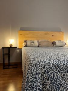 マラガにあるUrban Capuchinosのベッドルーム1室(大型ベッド1台、木製ヘッドボード付)