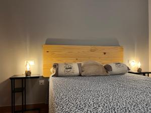 マラガにあるUrban Capuchinosのベッドルーム1室(大型ベッド1台、ランプ2つ付)
