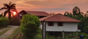 蒙特內格羅的住宿－Casa campestre Montenegro Quindio，棕榈树和道路上的白色房子