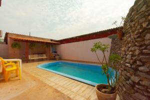 a swimming pool in the middle of a patio at Hostel toca do Noel e Bia in Várzea Grande