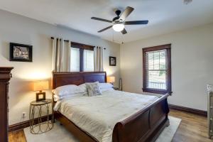1 dormitorio con 1 cama y ventilador de techo en Missouri Retreat with Deck, Grill and Shuffleboard!, en Pacific