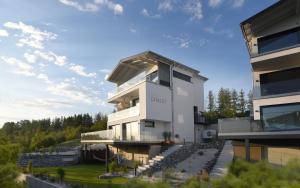 NeukieritzschPetit Chalet 69 - Am Hainer See的建筑物的外部景观