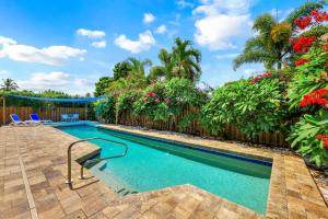 una piscina con una valla y flores en Woodridge - Private Pool, Pet Friendly, 24 Hour Pro-Host Support, en Naples