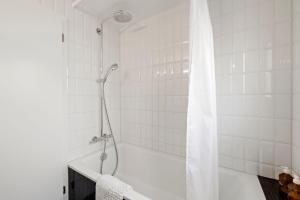 Vannituba majutusasutuses Sunny Design Chalet in Engelberg with spectacular view on Mount Titlis