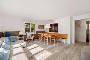 A seating area at Sunny Design Chalet in Engelberg with spectacular view on Mount Titlis