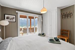 Voodi või voodid majutusasutuse Sunny Design Chalet in Engelberg with spectacular view on Mount Titlis toas