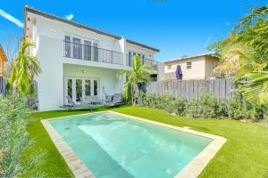 une maison avec une piscine en face d'une cour dans l'établissement Private pool, pool table, near beach, à Miami