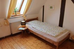 a small bedroom with a bed and a window at Das Abendrote Haus in Gömnitz