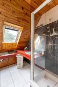 y baño con ducha y lavamanos. en STERENN VOR - Appartement vue mer, en Lampaul-Plouarzel