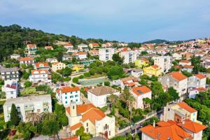 Nespecifikovaný výhled na destinaci Mali Lošinj nebo výhled na město při pohledu z apartmánu