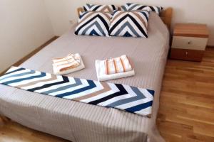 een bed met twee handdoeken erop bij King-size bed, Free parking, kitchenette, wifi apartments in Skopje