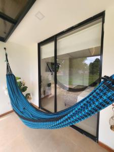 萊蒂西亞的住宿－Amazonia Deluxe Lake Condo，挂在房间的蓝色吊床
