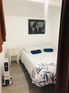 1 dormitorio con 1 cama y una foto en la pared en RINCON NEVADO en Sierra Nevada