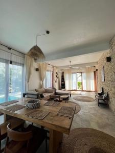Ocean Front Villa with pool, Zanzibar في بينجوي: غرفة معيشة مع طاولة خشبية وأريكة