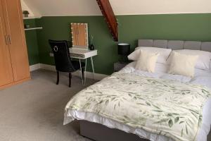 En eller flere senge i et værelse på Fantastic 2 bedroom apartment