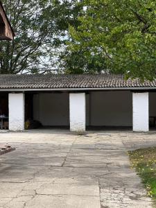 Bangunan di mana terletaknya rumah tamu ini