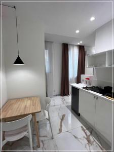 Una cocina y un comedor con mesa y sillas. en ARIOSTO HOME, en Palermo