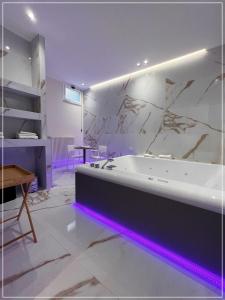 baño grande con bañera con iluminación púrpura en ARIOSTO HOME, en Palermo