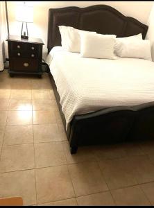 Llit o llits en una habitació de Large 3-Bedrooms/2-Bath Apt, One Block to Train