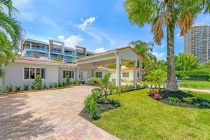 une maison avec des palmiers devant elle dans l'établissement Pool, game room, near beach, à Fort Lauderdale