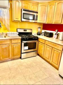 Cuina o zona de cuina de Large 3-Bedrooms/2-Bath Apt, One Block to Train