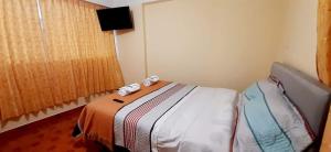 sypialnia z łóżkiem z dwoma ręcznikami w obiekcie Casa Familiar Guadalupe Cusco w Cuzco