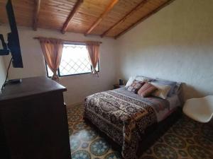 - une chambre avec un lit et une fenêtre dans l'établissement Mountain Cabin - Nature and Relax, à Fúquene