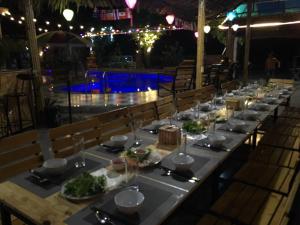 una mesa larga con platos de comida. en Tam Coc Little river Bungalow en Ninh Binh