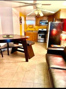 Cuina o zona de cuina de Large 3-Bedrooms/2-Bath Apt, One Block to Train