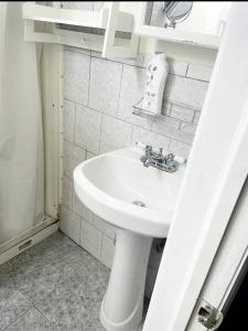 Bany a Large 3-Bedrooms/2-Bath Apt, One Block to Train