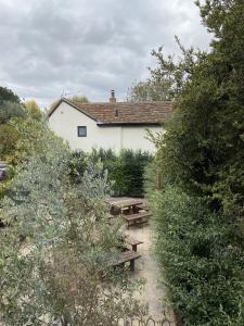 un groupe de tables de pique-nique devant un bâtiment dans l'établissement Three Tuns Ashwell, à Ashwell