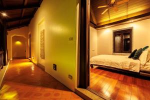 - une chambre avec un lit et un couloir avec un miroir dans l'établissement 夏日马卡龙系列 四卧三卫 私人泳池, à Bangkok