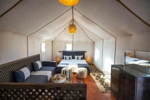 Postel nebo postele na pokoji v ubytování DWO Golden Camp Merzouga