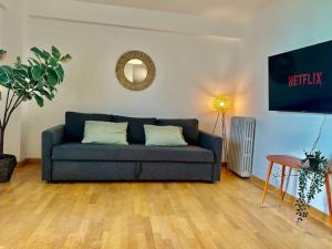sala de estar con sofá azul y mesa en La Ibiza del Pilar ComoTuCasa, en Zaragoza
