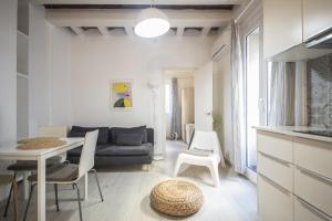 Catalunya Casas Lovely apartment central Barcelona 100m to beach! في برشلونة: غرفة معيشة مع أريكة وطاولة