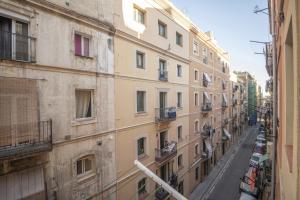 een uitzicht op een stadsstraat vanuit een gebouw bij Catalunya Casas Lovely apartment central Barcelona 100m to beach! in Barcelona