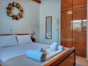 um quarto com uma cama com toalhas em Eva's House, Cozy Apartment in Traditional Village em Pentamodi