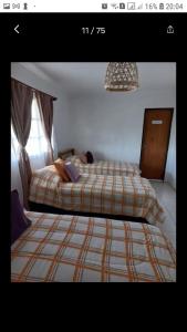 ein Schlafzimmer mit einem Bett mit einer Person, die darauf liegt in der Unterkunft El retiro, casa de campo in San Antonio de Areco