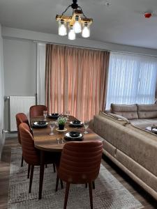 sala de estar con mesa y sofá en Luxury apartment, en Estambul