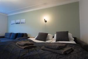 1 dormitorio con 1 cama con toallas en Lali Full Apartment, en Reikiavik