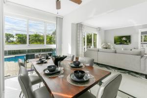 Un comedor con mesa y sillas en 10 mins from Pompano Beach! With pool access, en Pompano Beach