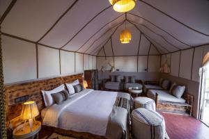 Postel nebo postele na pokoji v ubytování DWO Golden Camp Merzouga