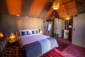 Postel nebo postele na pokoji v ubytování DWO Golden Camp Merzouga