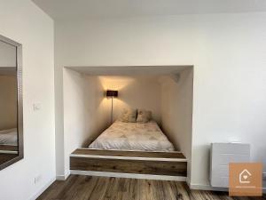 um quarto com uma cama num pequeno quarto em Le blue Lagoon - 2 pers - Arrivée Autonome em Châtellerault