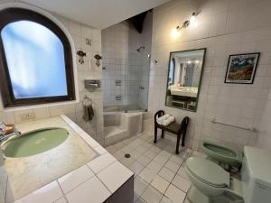 y baño con lavabo, aseo y bañera. en Hotel La Casa de Tin tin, en Arequipa