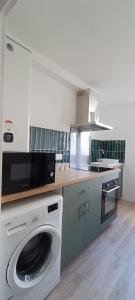 a kitchen with a dishwasher and a washer at Appartement Cosy, proche centre-ville in Quimper