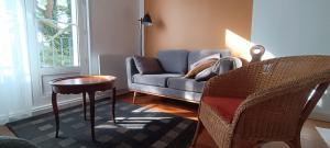 a living room with a couch and a table at Appartement Cosy, proche centre-ville in Quimper