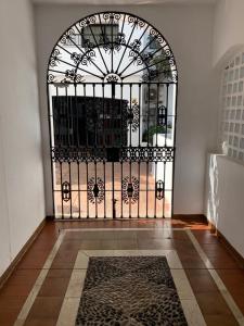 een zwarte poort met een kleed ervoor bij Charming Apartment in Puerto Banus in Marbella