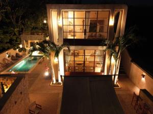 una casa con piscina por la noche en Villa Pi Luxury Uluwatu Bali, en Uluwatu