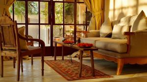 sala de estar con sofá, mesa y sillas en Villa Pi Luxury Uluwatu Bali, en Uluwatu